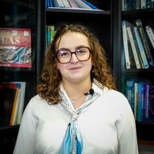 Picture of Emma Yger, student at Vatel Bordeaux in the library of the school.